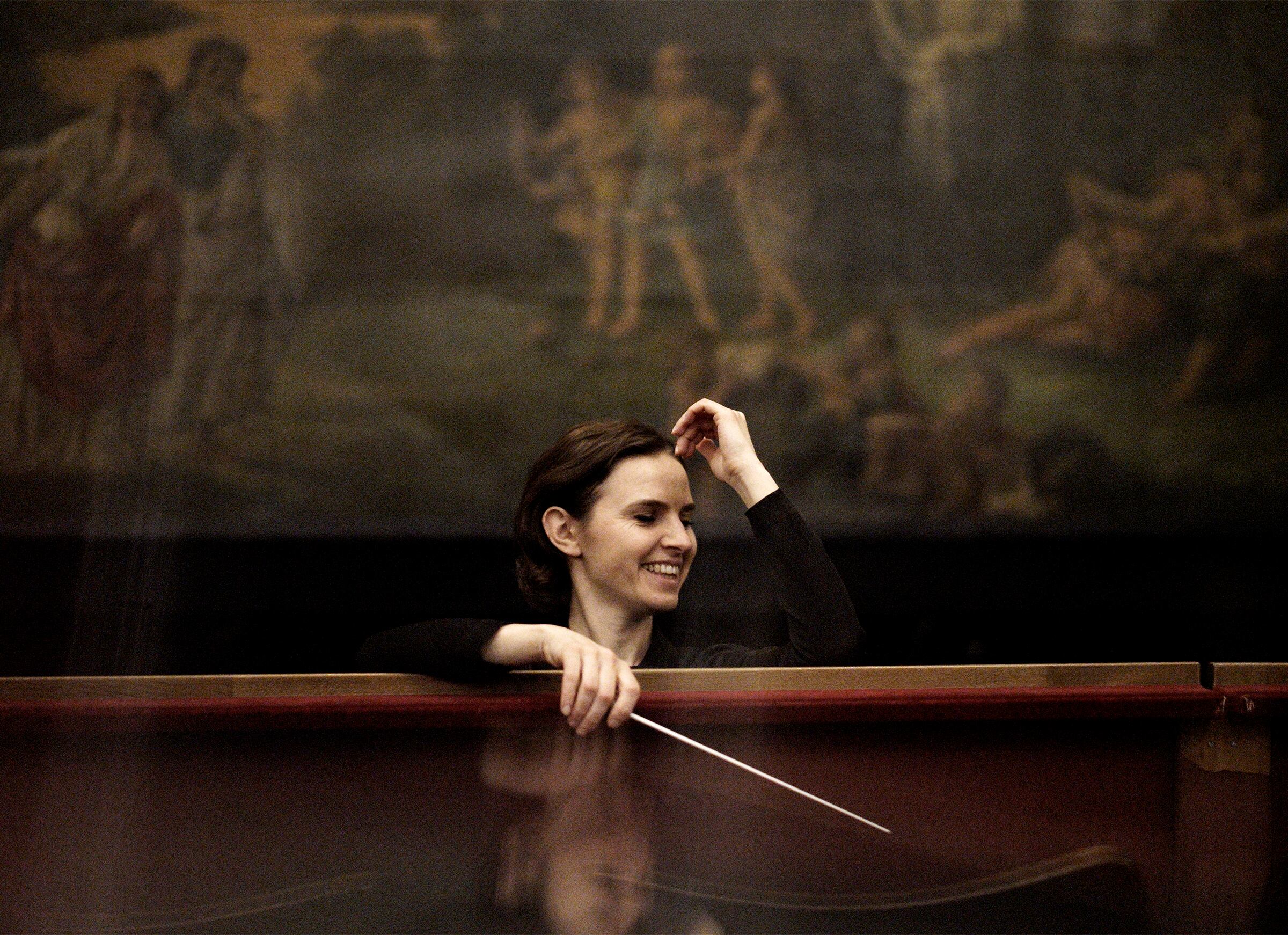 La directora de orquesta ucraniana Oksana Lyniv quebró un monopolio masculino de 145 años.