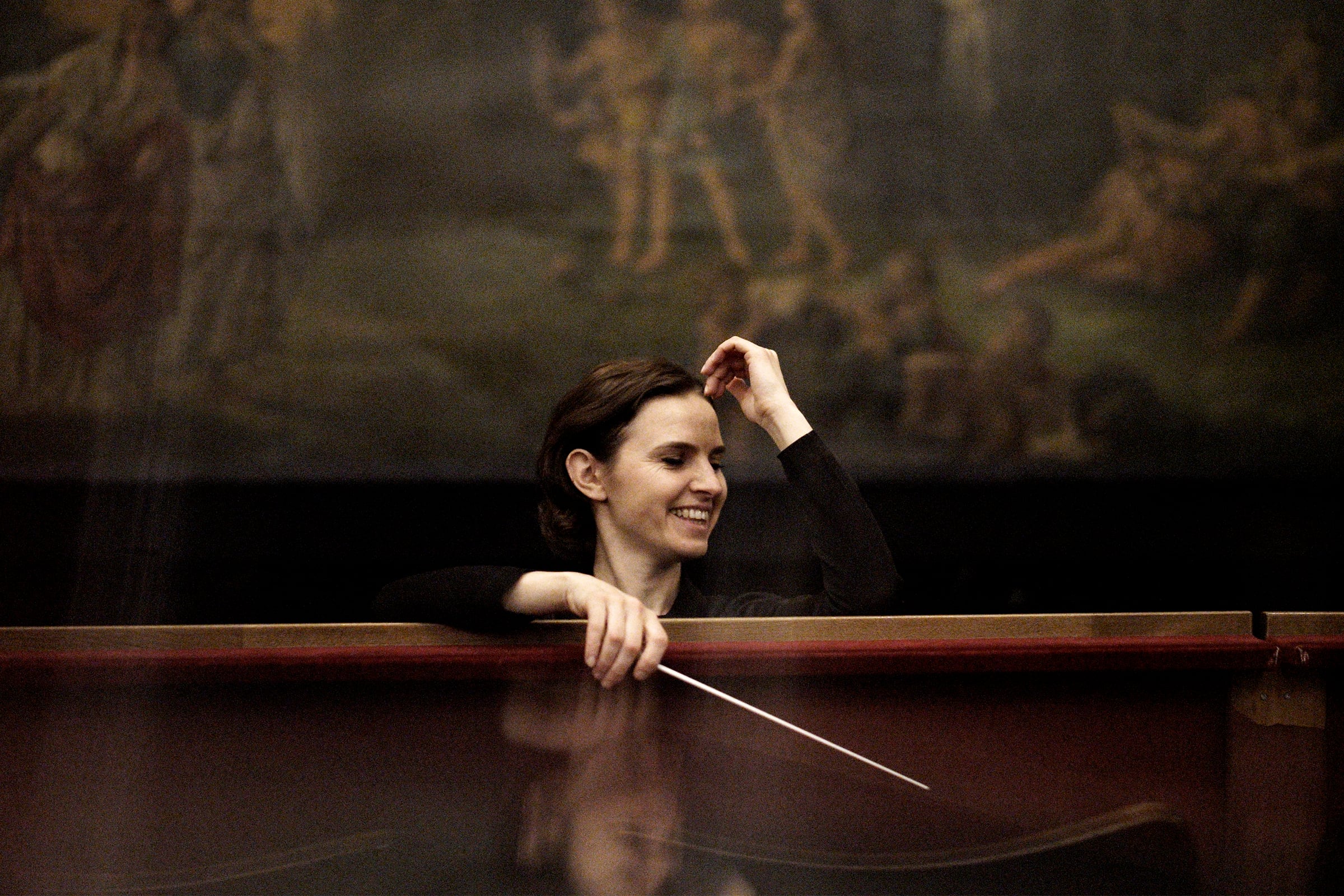 La directora de orquesta ucraniana Oksana Lyniv quebró un monopolio masculino de 145 años.