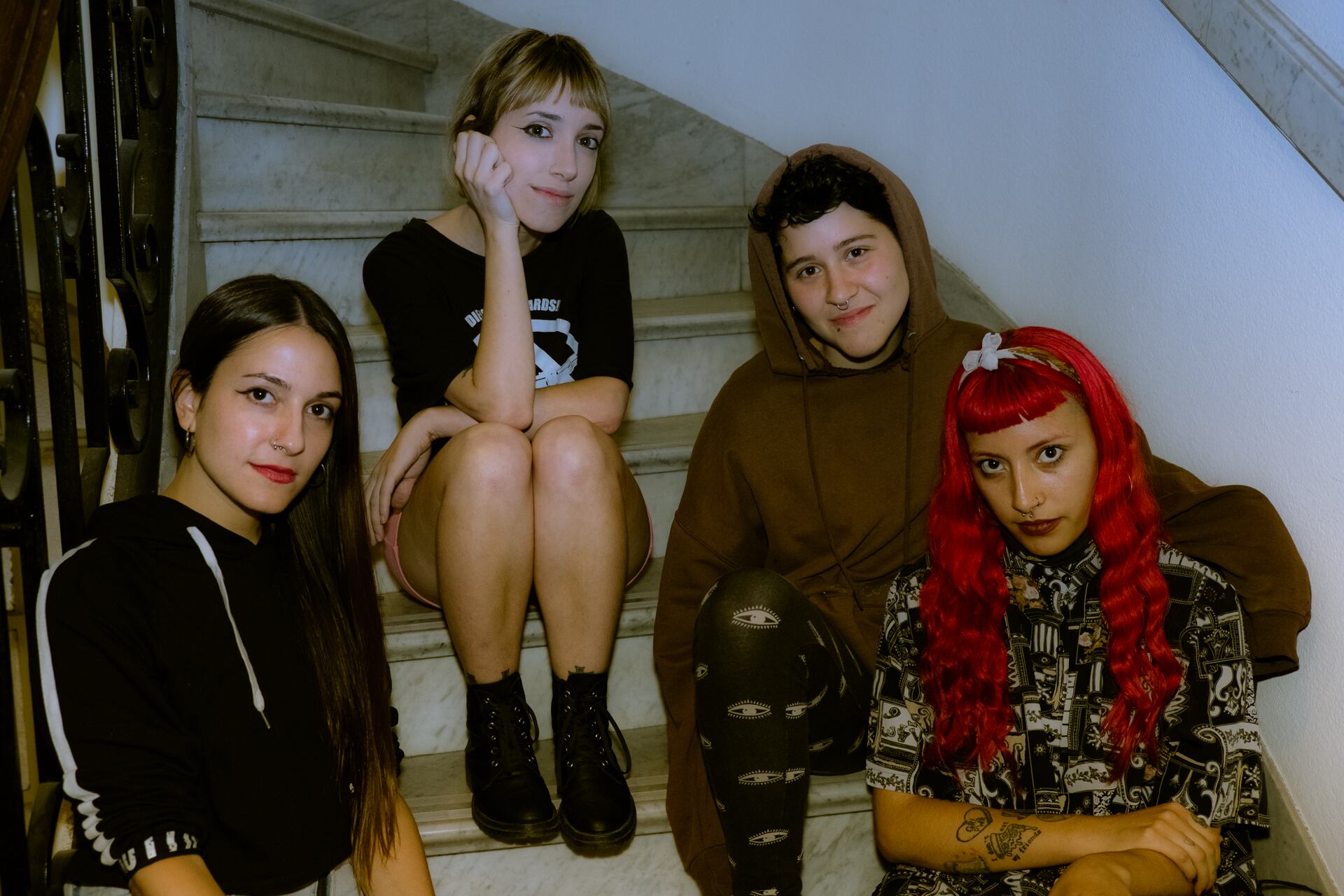 Hacen música rápida y honesta. Generan espacios federales y diversos. Conocé a les pibis más ruidosas del underground.