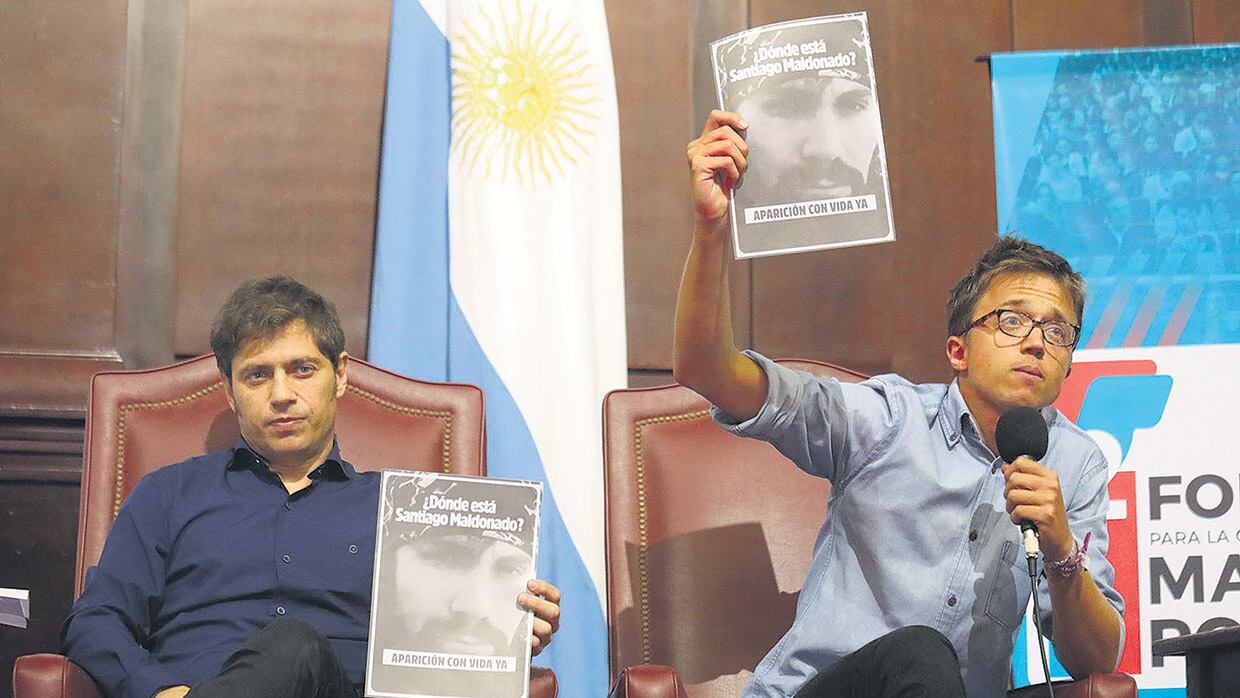 Kicillof y Errejón dieron la charla en el Aula Magna de Medicina, que se vio ampliamente desbordada.