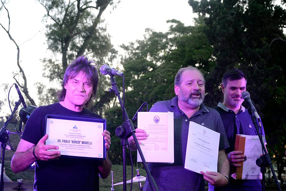 Bonzo Morelli al recibir la distinción de parte del concejal Carlos Cardozo.