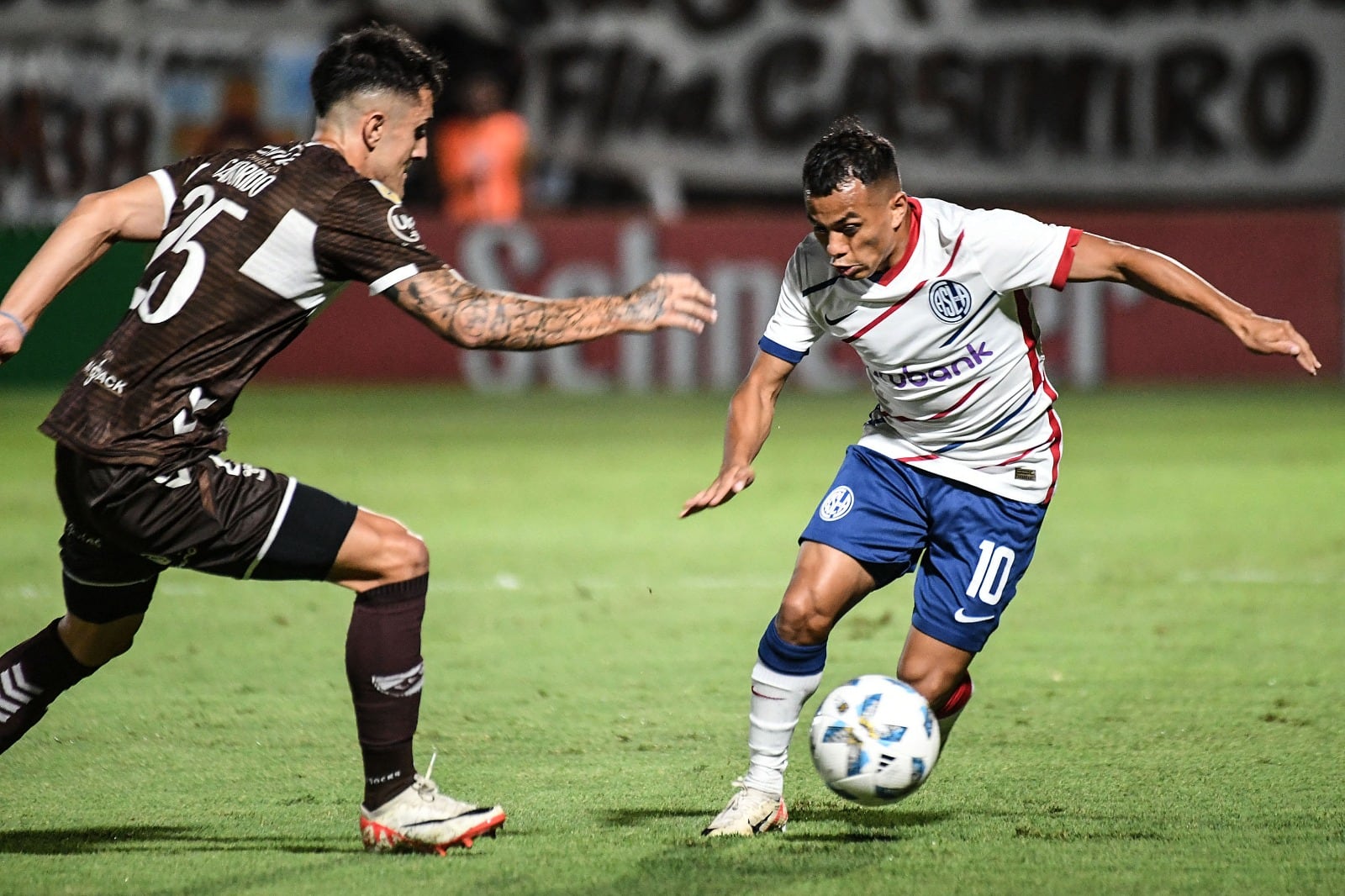 Barrios lleva la pelota ante Saborido