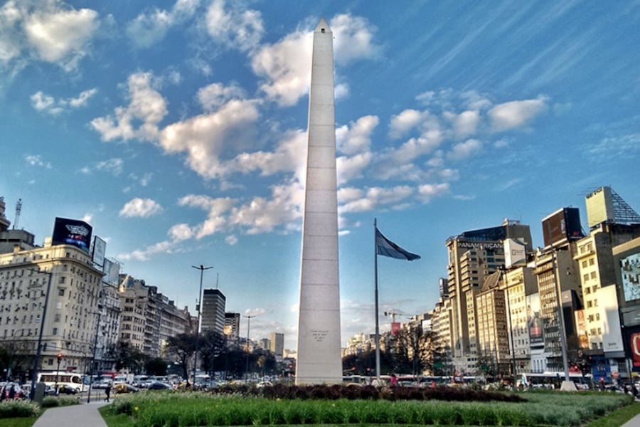 El Obelisco es uno de los monumentos más elegidos por los turistas en Argentina. Imagen: Télam.