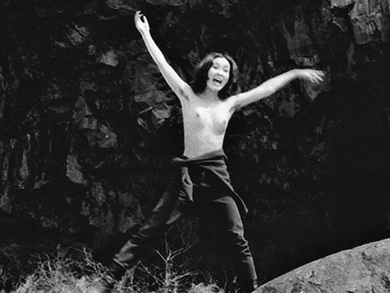 Con Female Student Guerrilla, Adachi anticipó satíricamente el fracaso de la lucha armada en Japón.