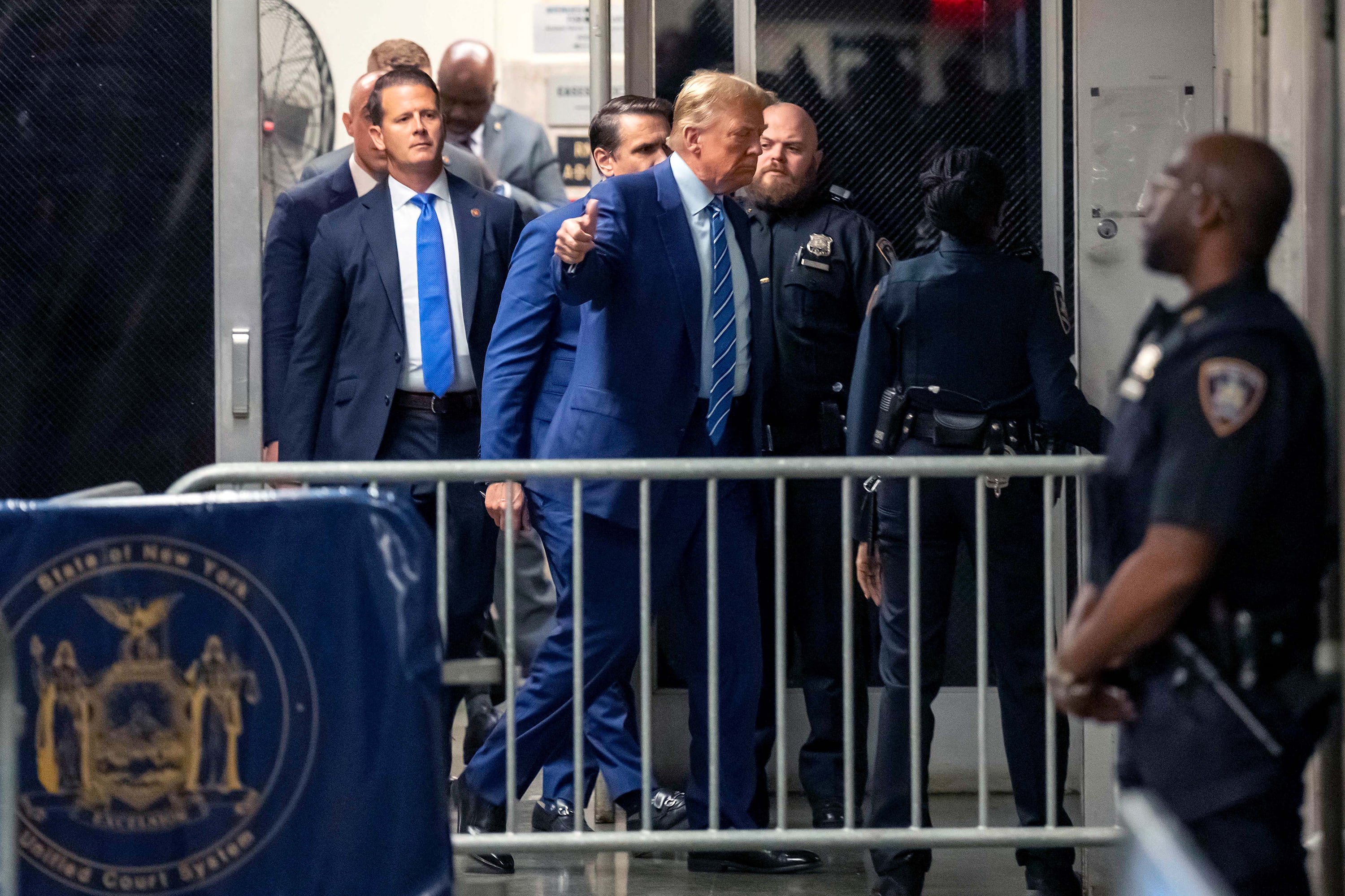 Trumpingresa ala Corte Criminal de Manhattan durante la selección de jurados.