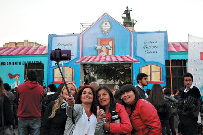 La escuela itinerante fue autorizada la semana pasada, tras la represión a los maestros.
