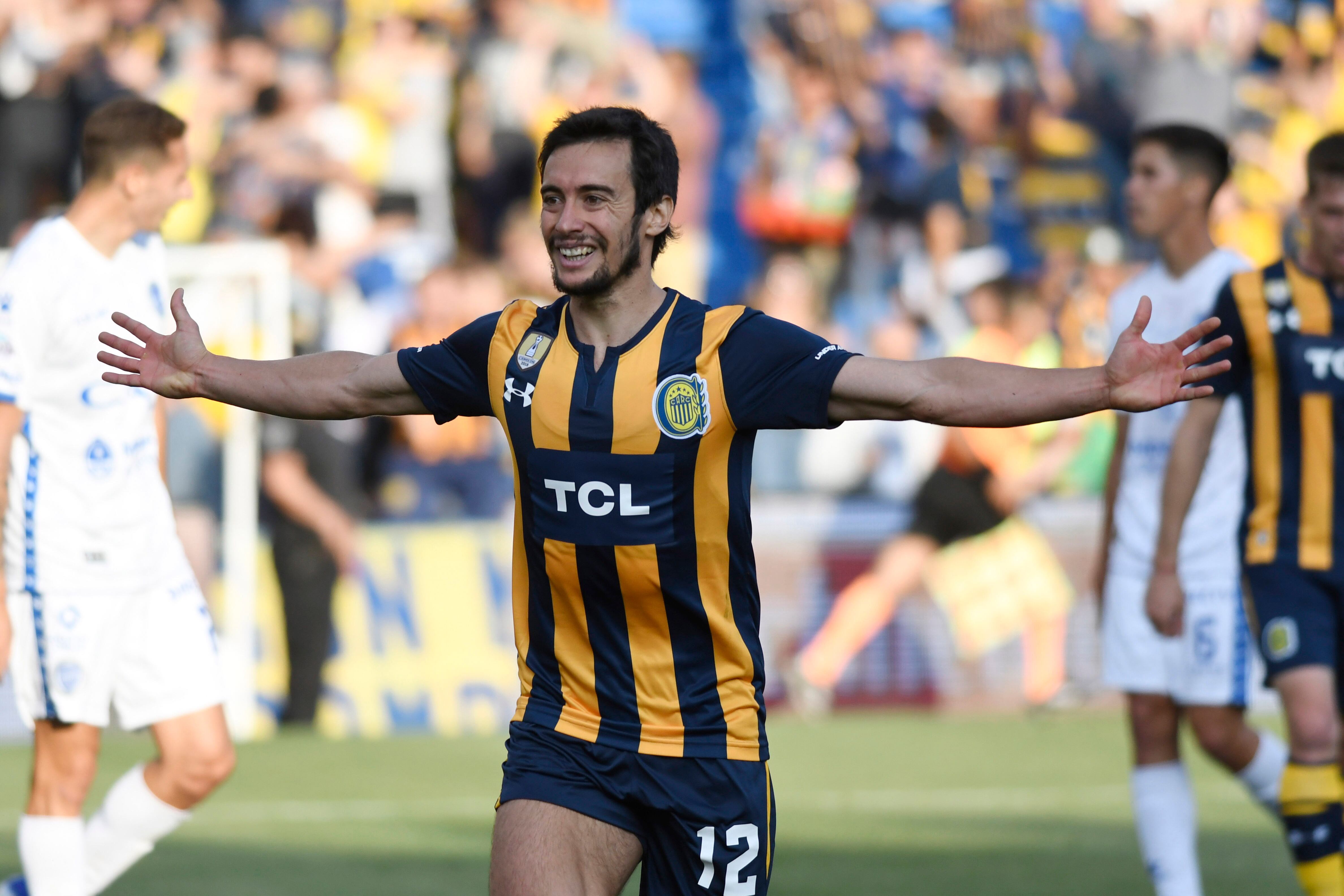 Rius festeja uno de los cinco goles de Rosario Central.