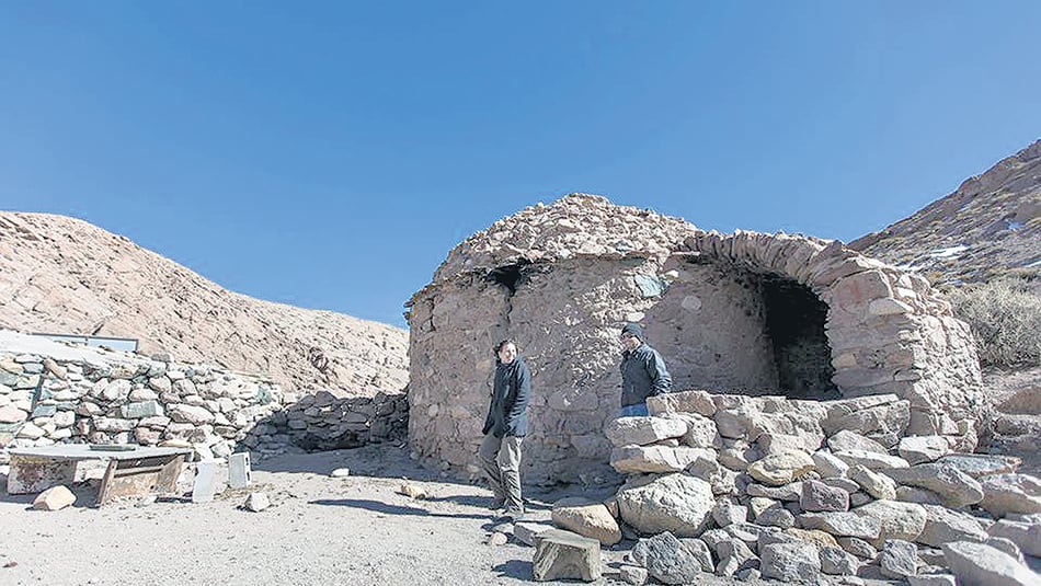 Refugios de piedra y pircas en plena cordillera, aquí del lado argentino, a la altura de Laguna Brava.