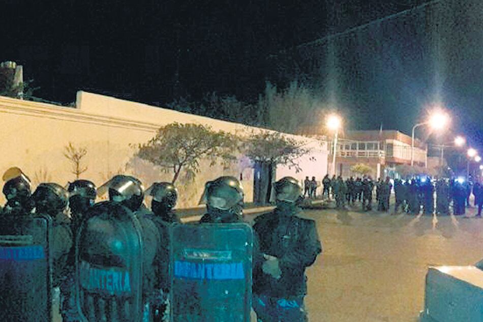 Docentes y trabajadores estatales fueron reprimidos por la policía en la noche del pasado martes.