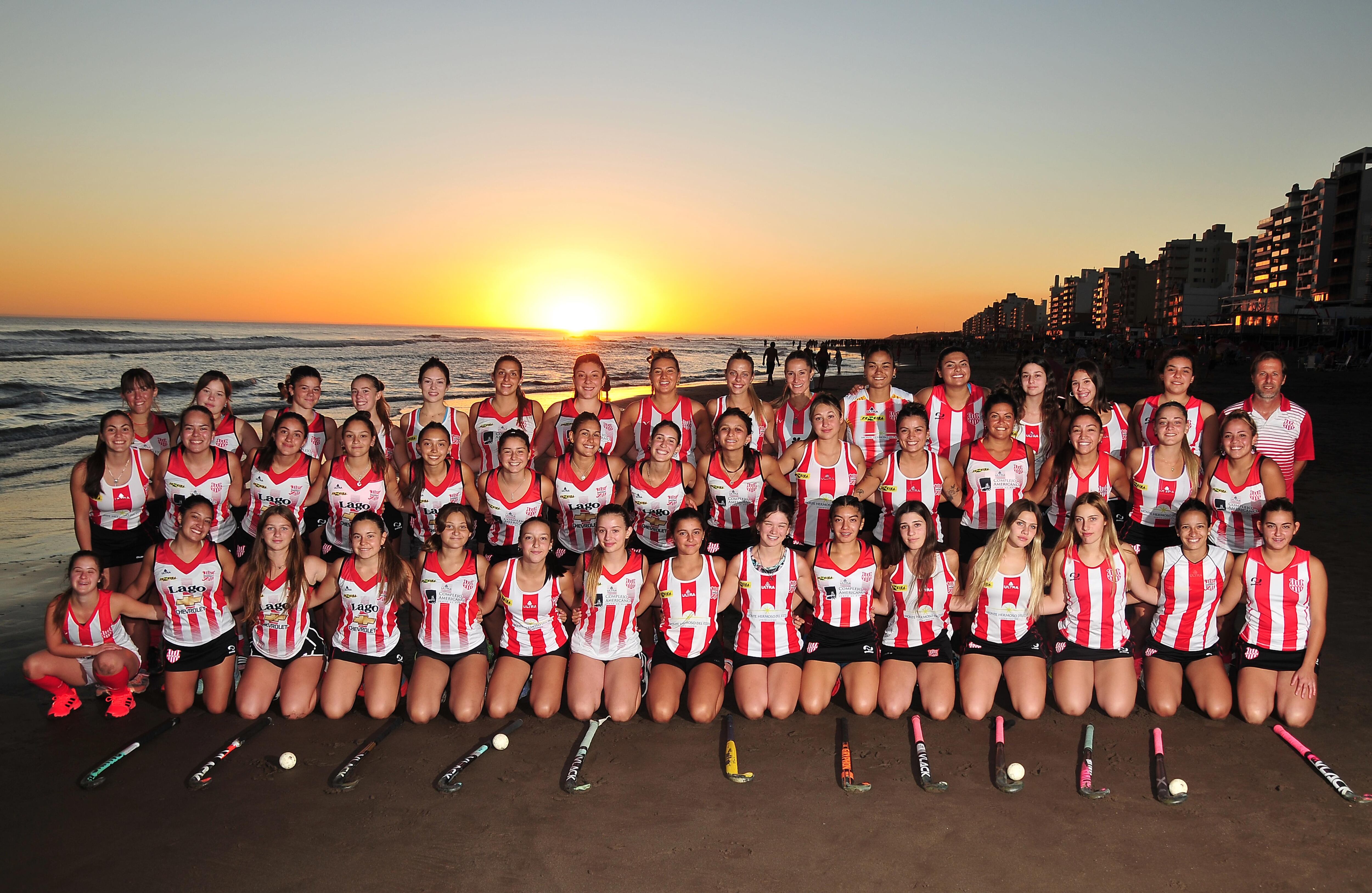 El hóckey y la playa, dos pasiones en la ciudad de 10.000 habitantes.