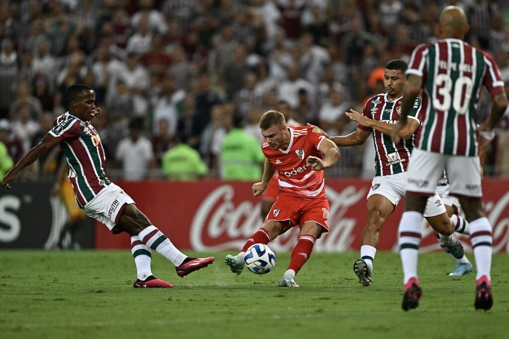 Lucas Beltrán pelea con los defensores brasileños en la noche de Río de Janeiro. (Foto: AFP)