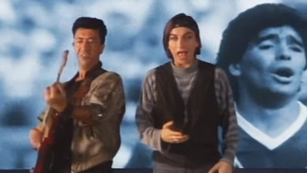 Bennato y Nannini, en el videoclip del tema, con la imagen de Maradona detrás.