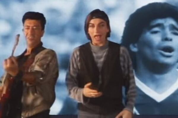 Bennato y Nannini, en el videoclip del tema, con la imagen de Maradona detrás.