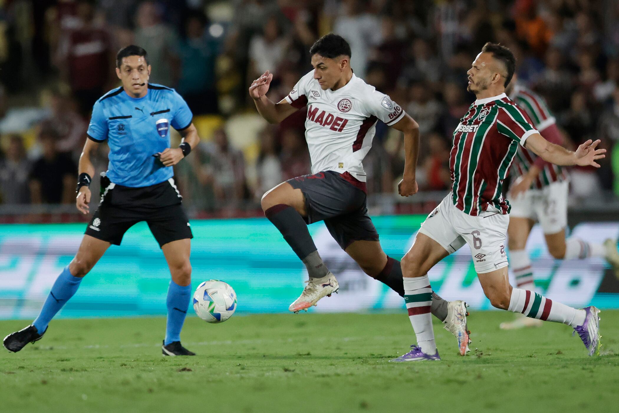 Castillo se escapa ante René