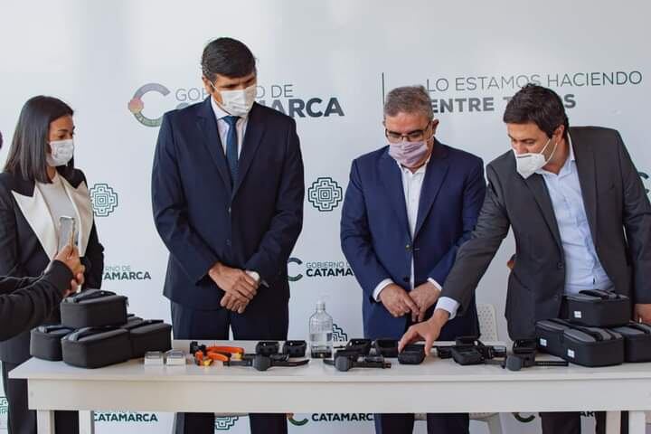 Aguirre, ministro de Seguridad, presenta los dispositivos al gobernador Raúl Jalil y miembros de la Corte de Justicia. 