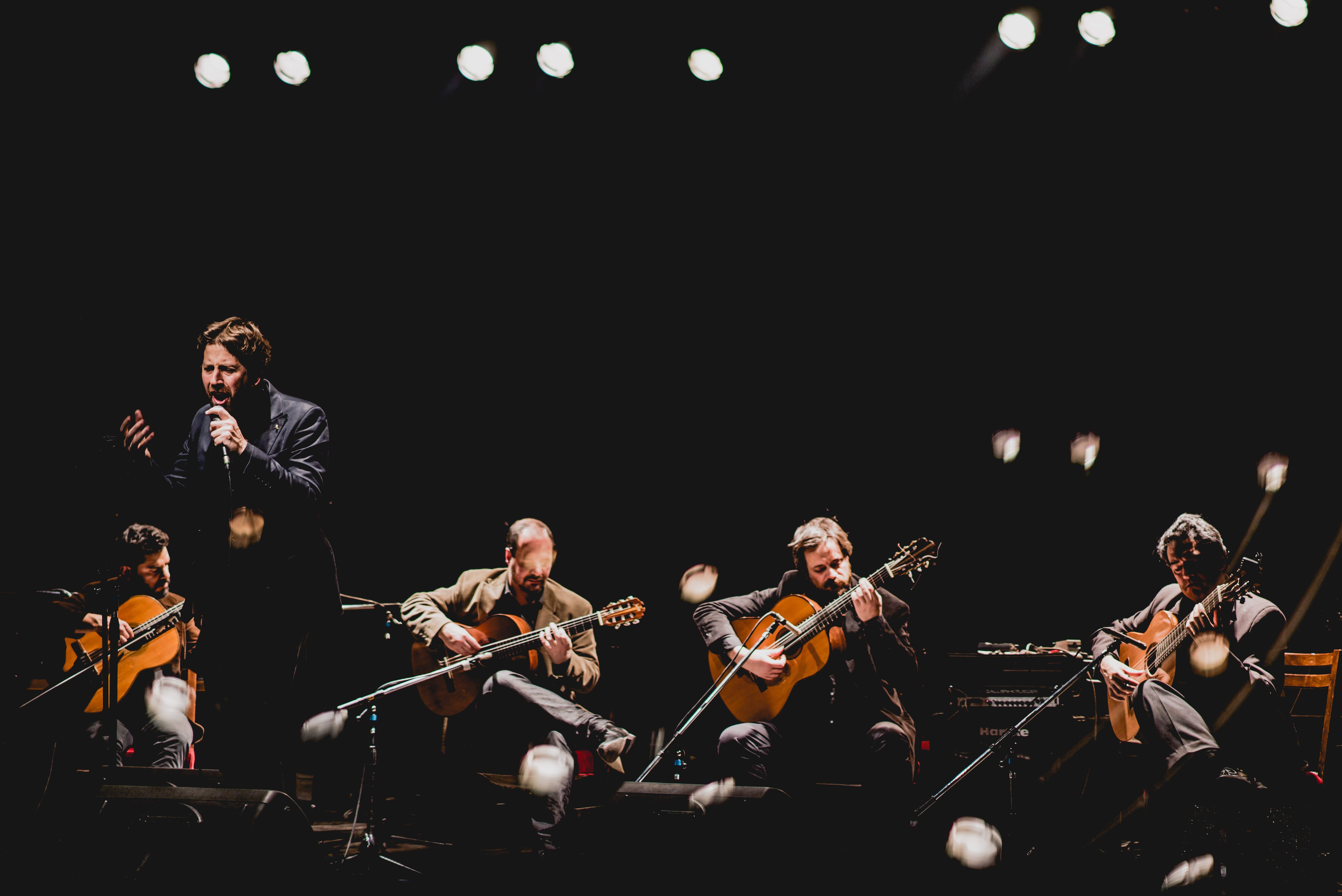 "34 Puñaladas", el quinteto bonaerense de tres guitarras, guitarrón y voz.