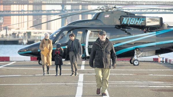 Como es usual en las ficciones sobre potentados, las frases son hirientes y pululan personajes secundarios ruines.