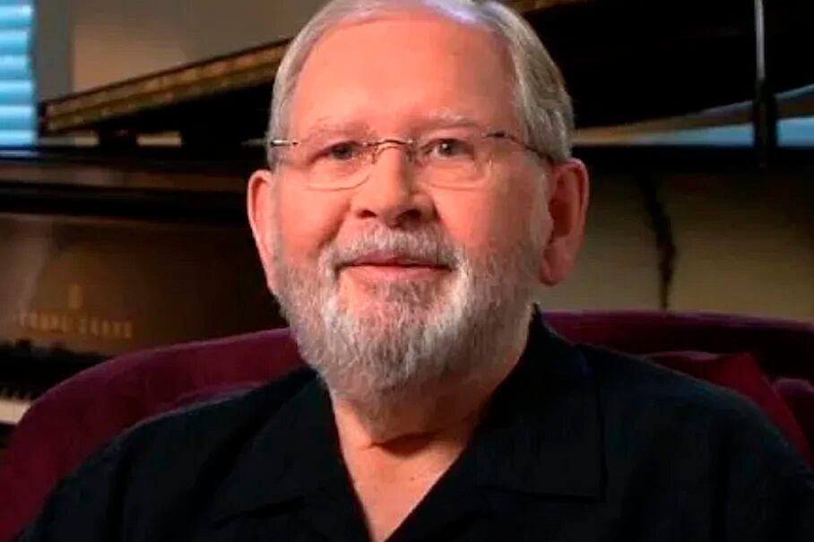 Clausen presentó una demanda por despido discriminatorio contra Fox