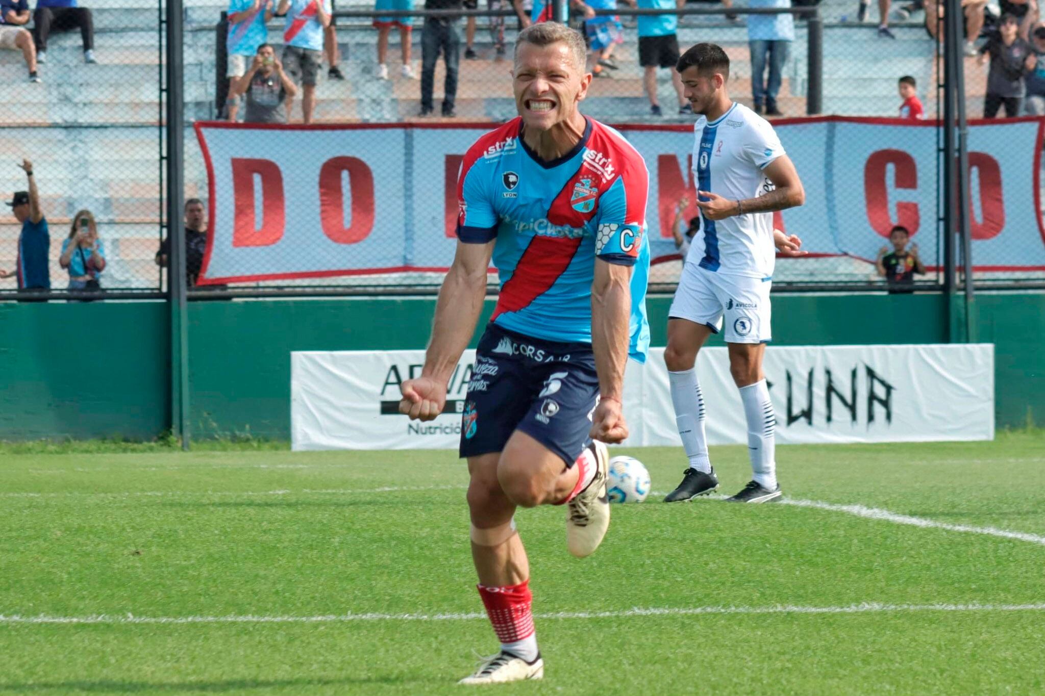 Domingo festeja el gol de Arsenal, que se salvó del descenso.