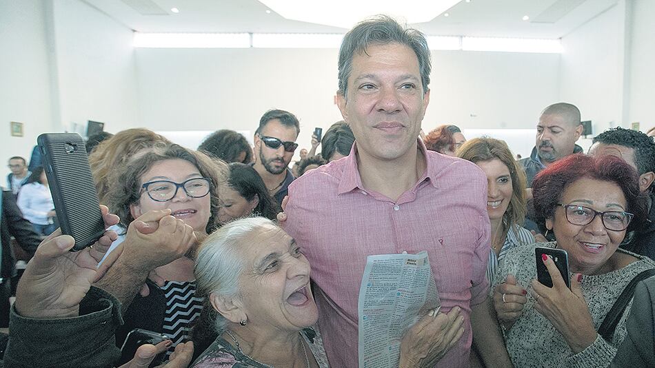 Haddad asiste a misa en San Pablo durante la festividad de Nuestra Señora de la Aparecida.