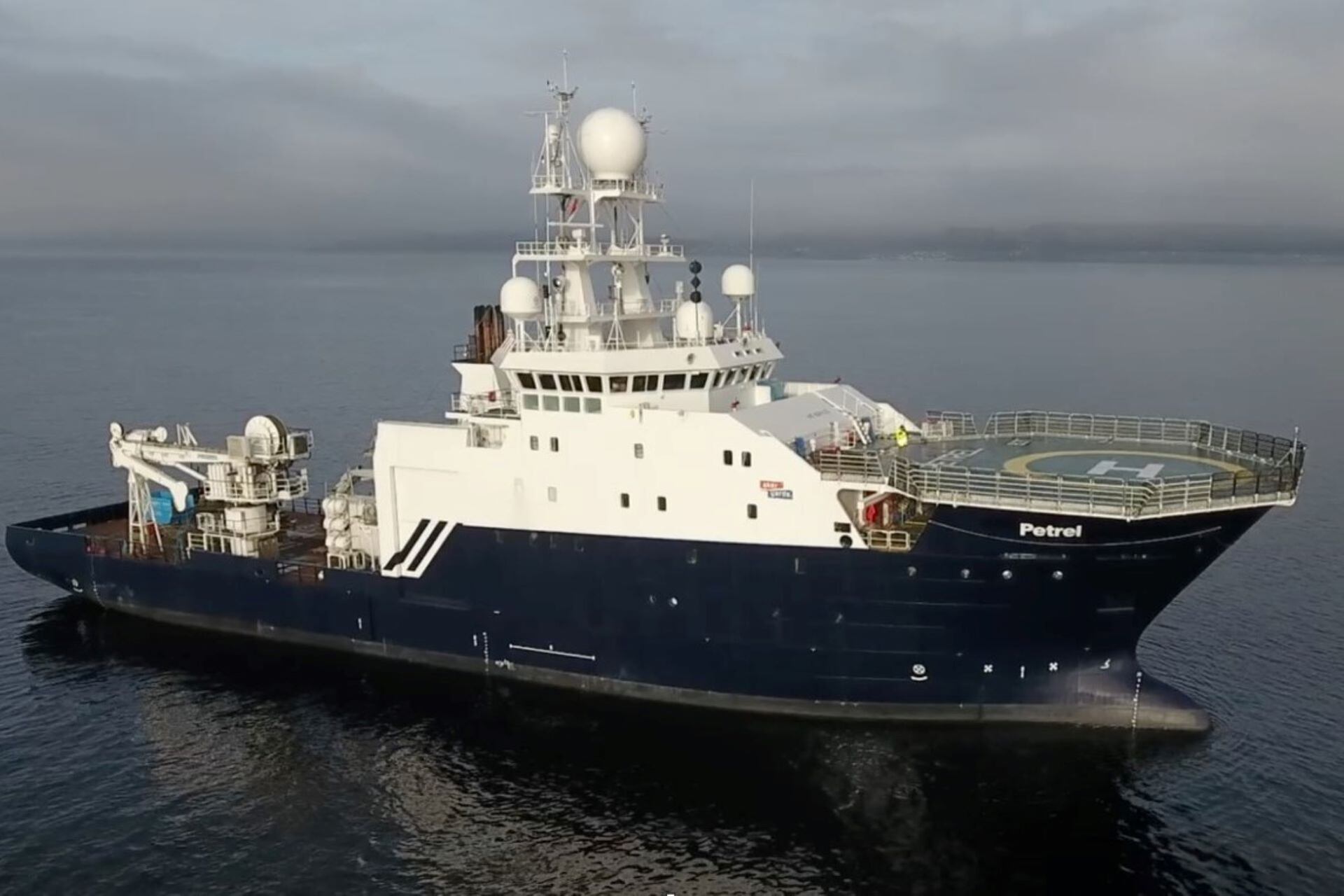 El RV Petrel, en una foto de 2019, cuando halló los restos del portaaviones USS Hornet, hundido en 1942, tras el embate de la armada japonesa en el Océano Pacífico.