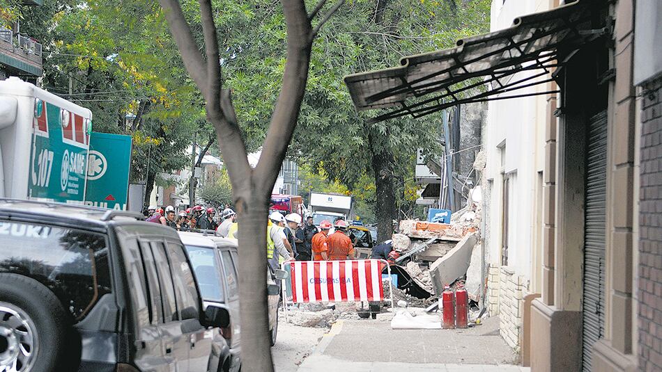 Pese a las denuncias de vecinos, la obra fue clausurada horas después del derrumbe.