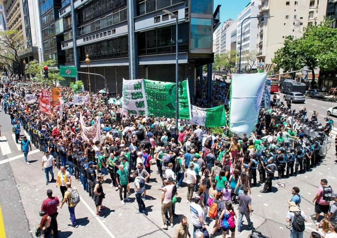 El acto en Jefatura de Gabinete tuvo que realizarse en la vereda para evitar confrontaciones con la policía.