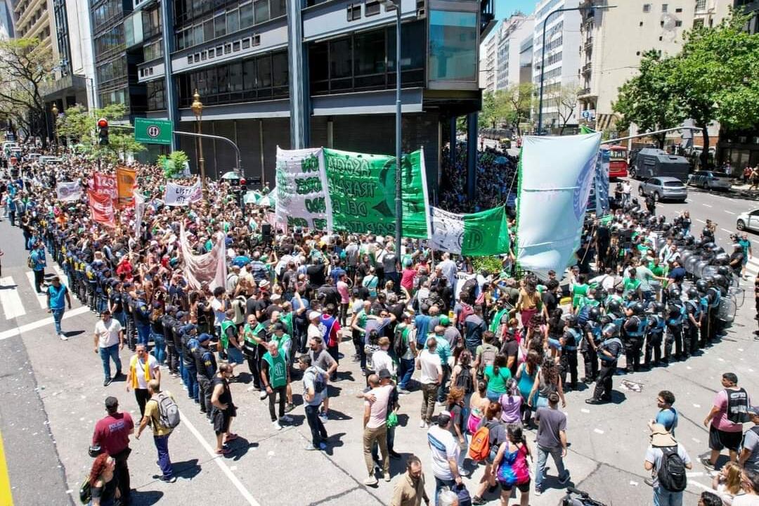 El acto en Jefatura de Gabinete tuvo que realizarse en la vereda para evitar confrontaciones con la policía.