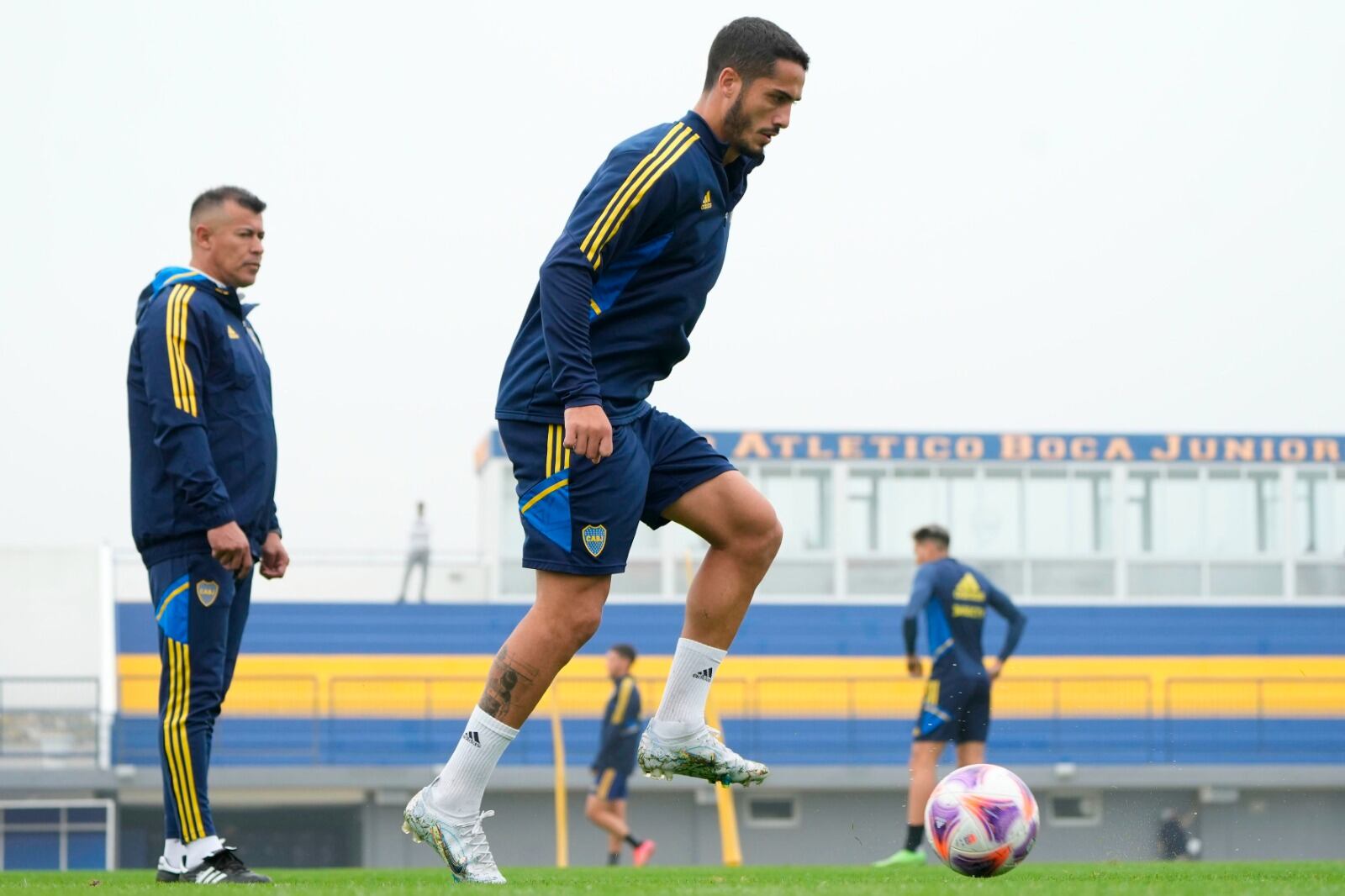 Almirón, cerca de los jugadores en la práctica.