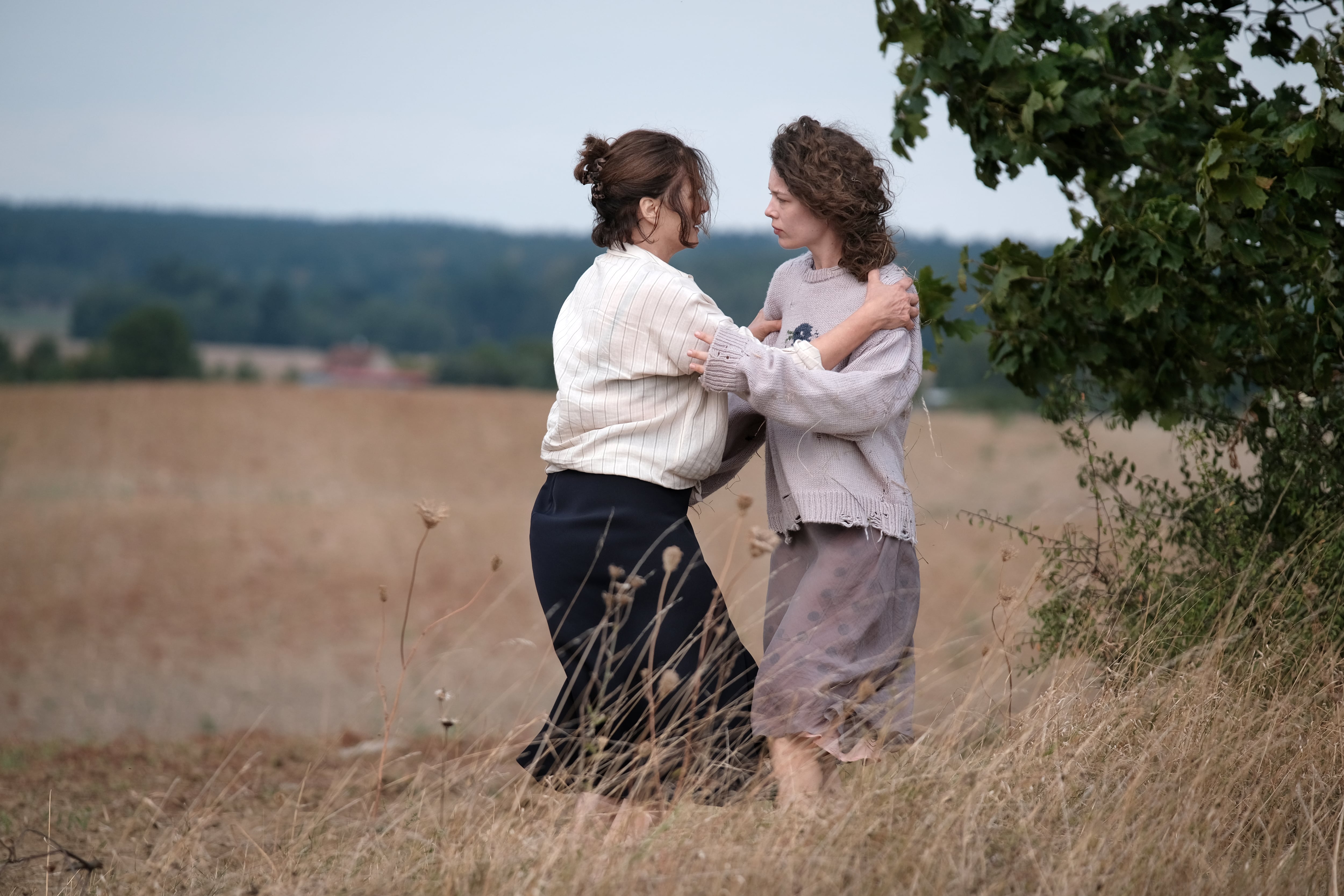 Barbara Auer y Paula Beer a merced del viento en "Espejos n° 3"