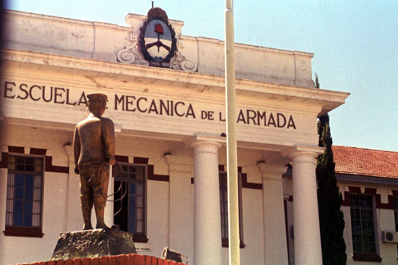 El TOF 5 porteño comenzó a juzgar a los genocidas de la Esma Jorge Acosta y Alberto González por delitos sexuales cometidos en perjuicio de tres víctimas que permanecieron secuestradas y fueron torturadas en la ESMA.