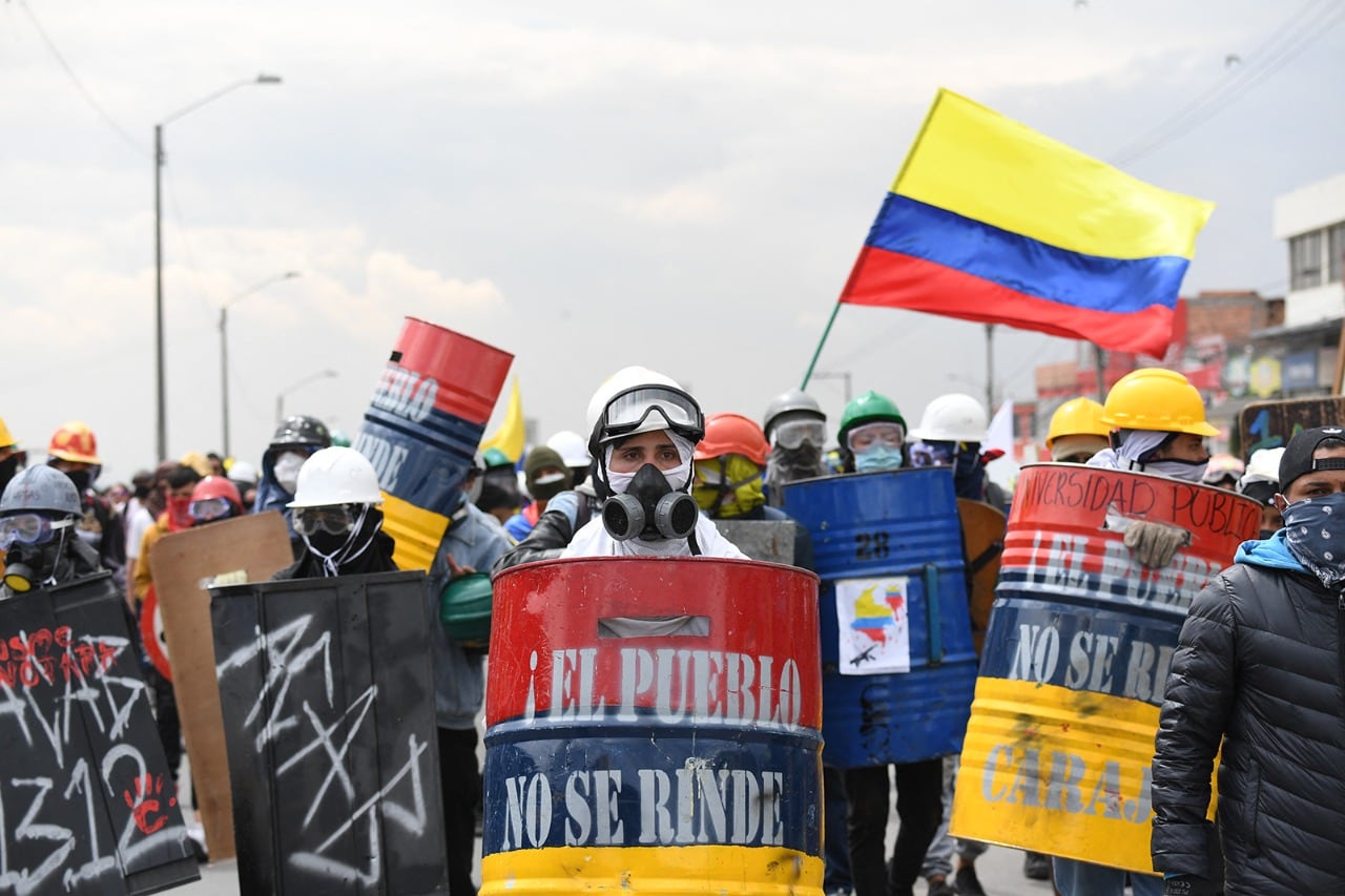 Protesta contra el gobierno colombiano en Bogotá a un mes del estallido en Colombia.
