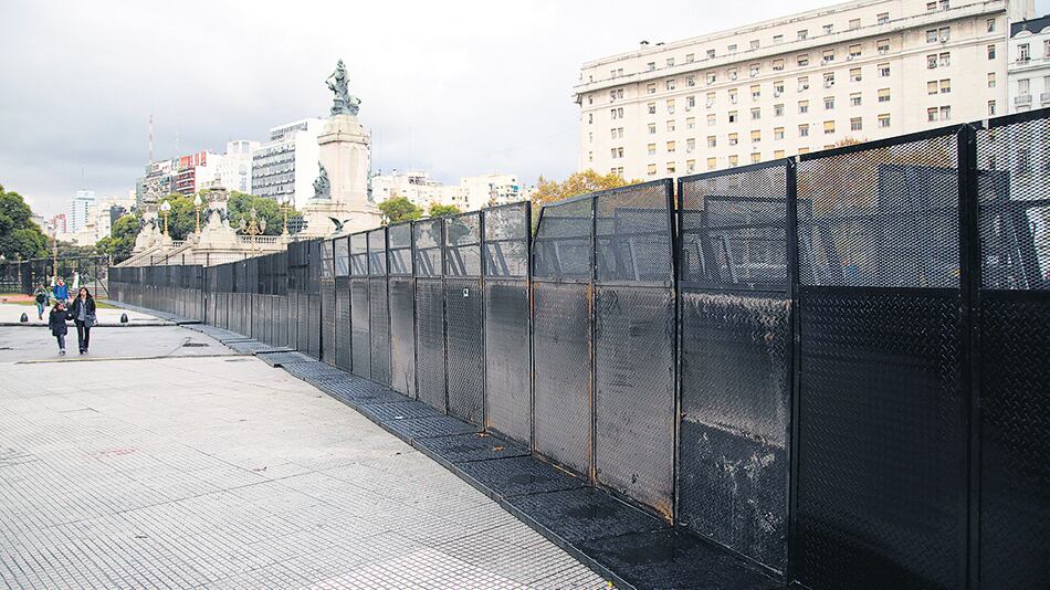 El operativo de seguridad incluye un vallado doble que atraviesa la plaza por la mitad.