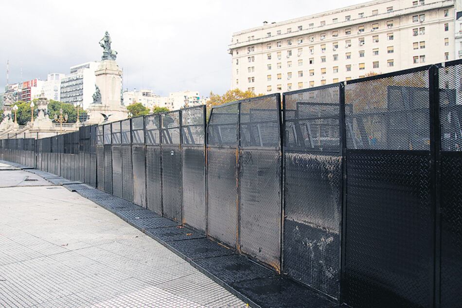 El operativo de seguridad incluye un vallado doble que atraviesa la plaza por la mitad.