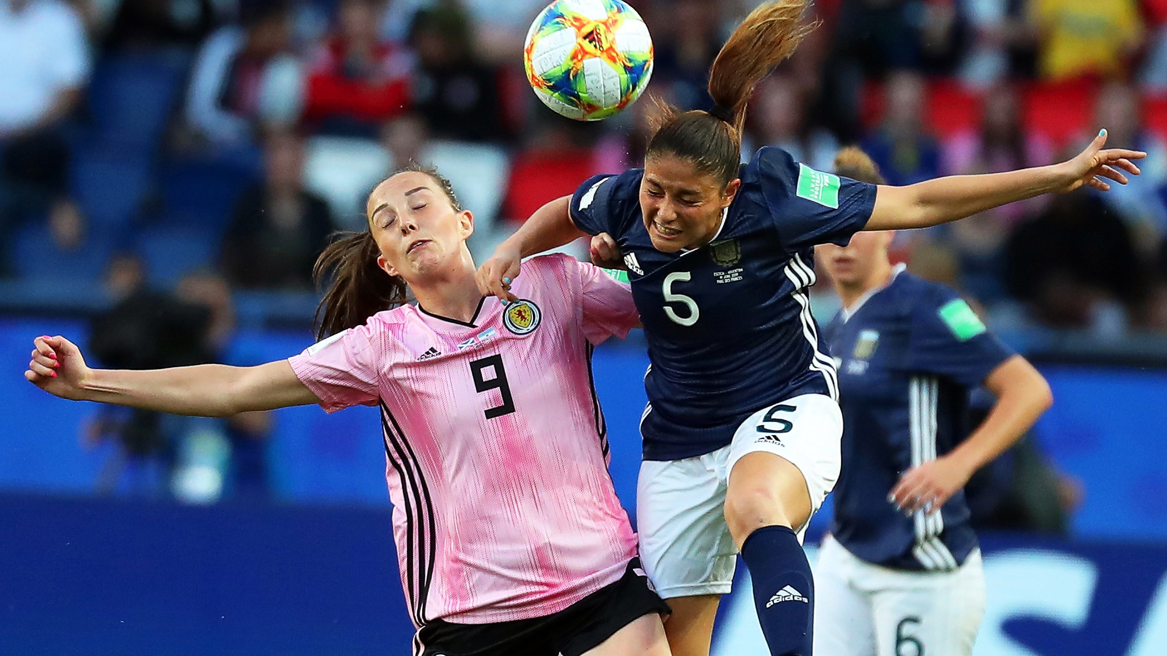 Santana cabecea ante la presión de Weir. 