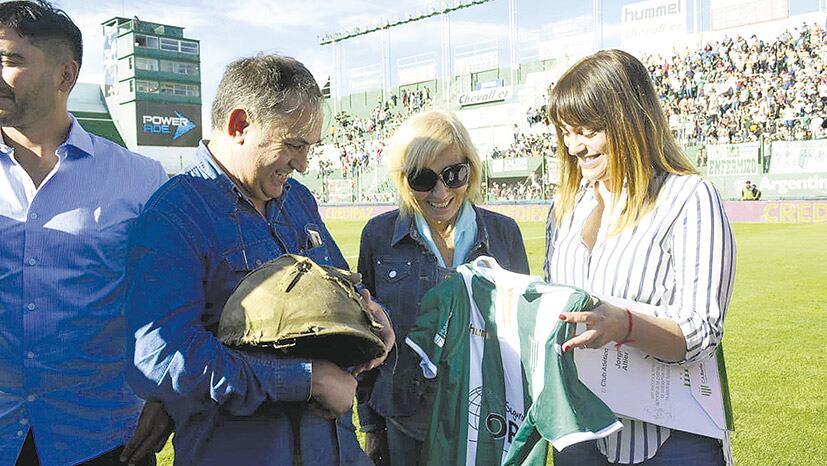 Emoción en la tarde: la devolución del casco a Altieri.