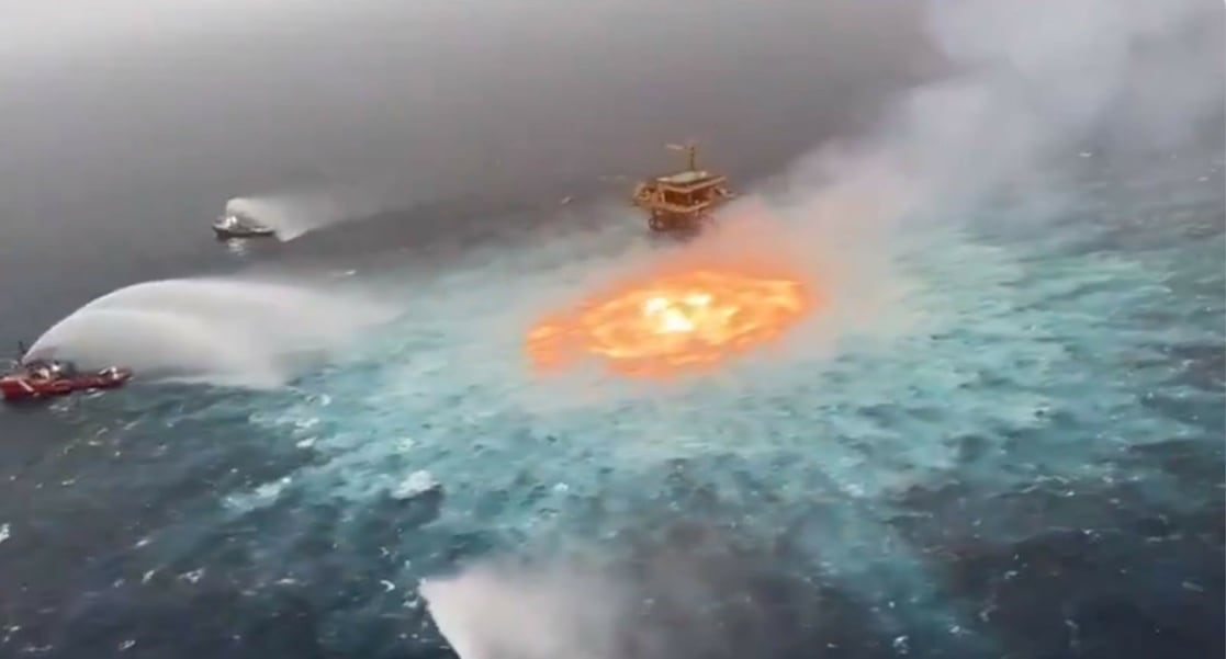 Una panorámica del fuego en el mar. 