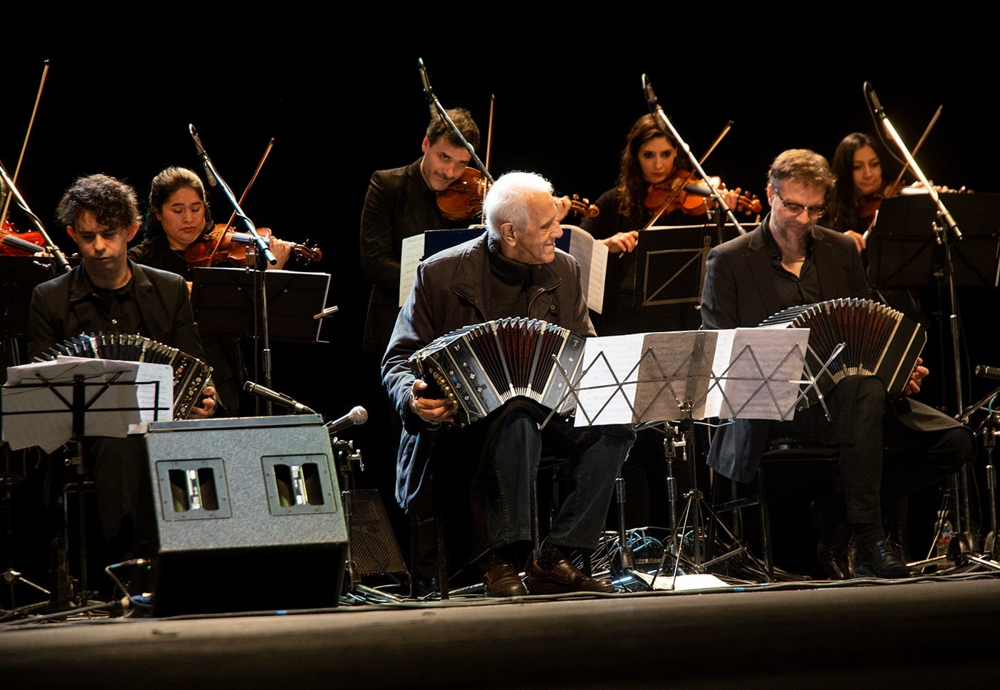 Víctor Lavallén al frente de la Orquesta.