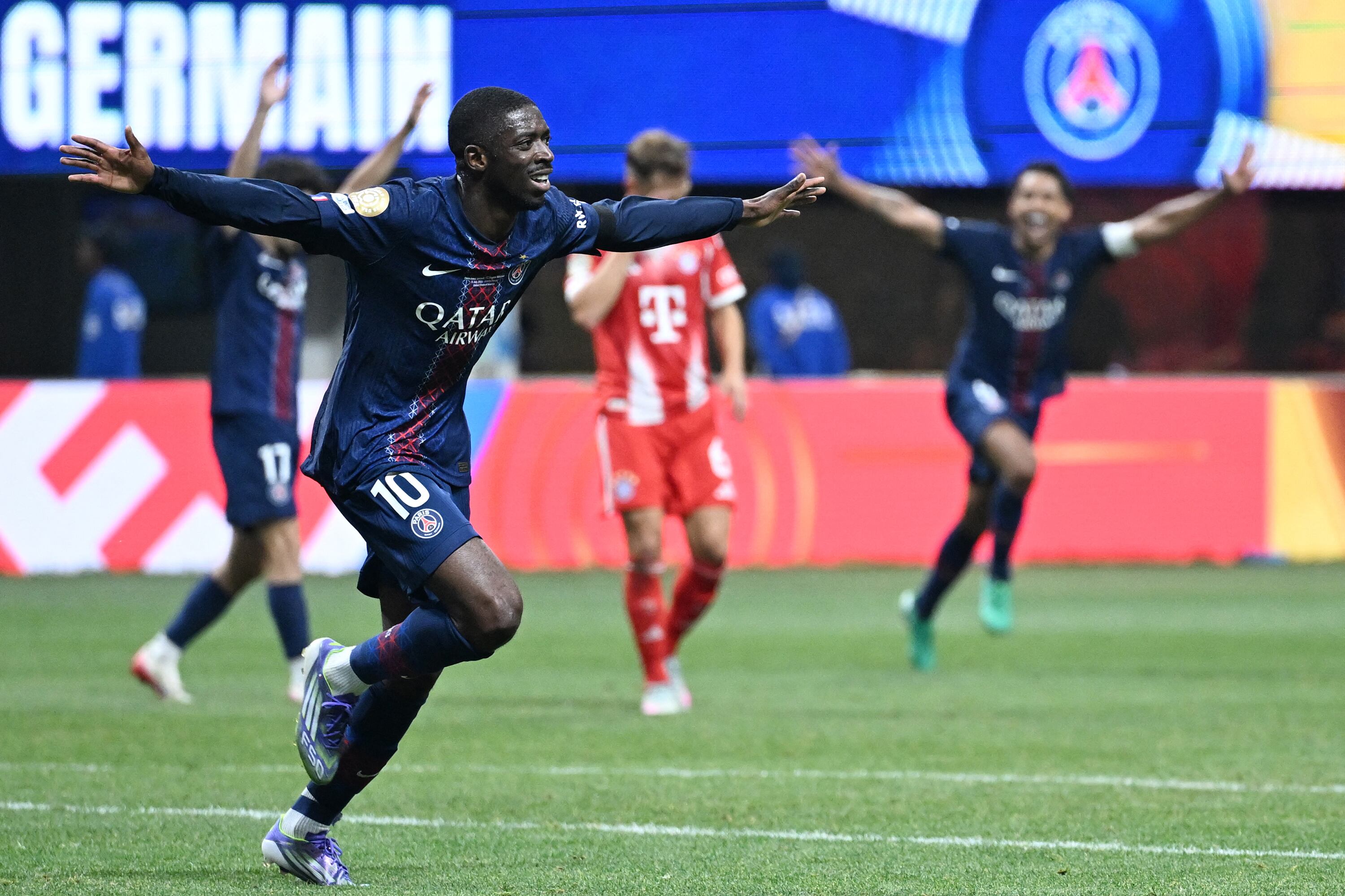 Dembelé celebra su gol, ya cuando PSG jugaba con nueve hombres