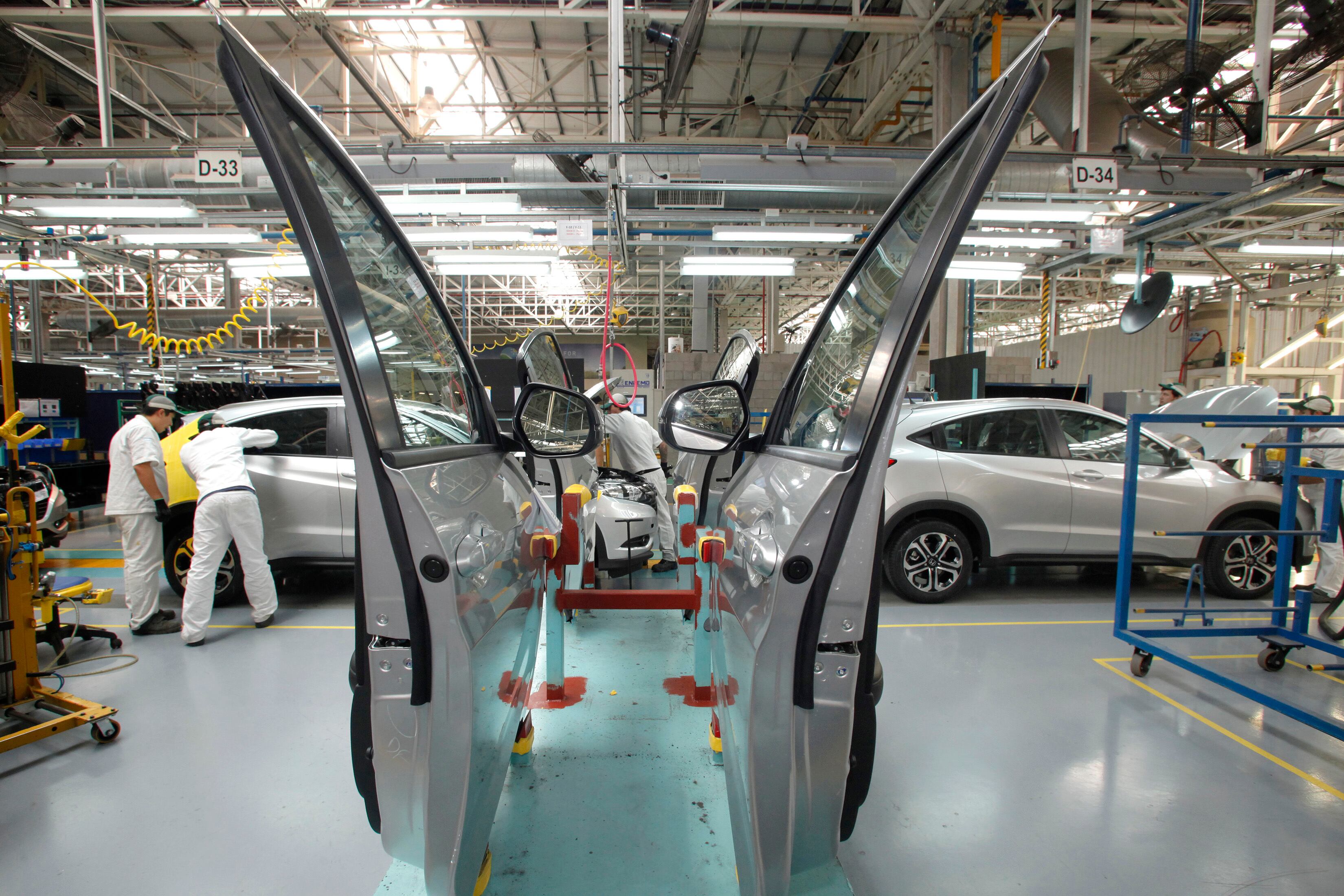 El Gobierno sugiere vender autos en dólares y en cuotas.