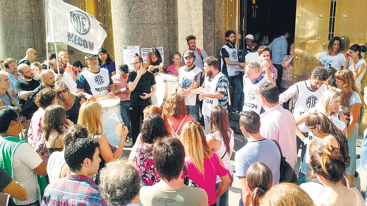 Trabajadores del Palacio de Hacienda, a quienes ayer se les impidió el ingreso al edificio.