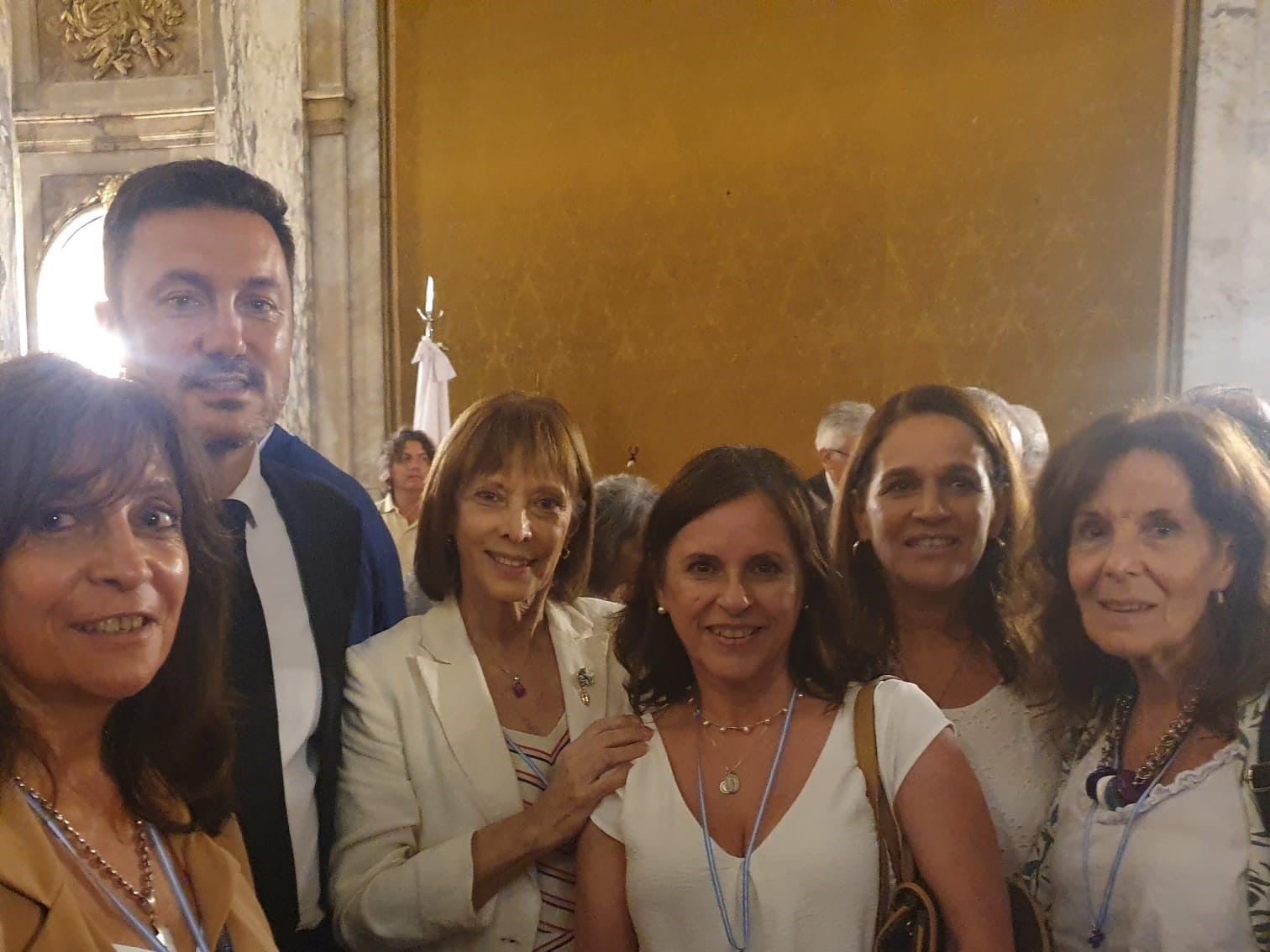 Luis Petri con Cecilia Pando y mujeres que reclaman la libertad de los genocidas.