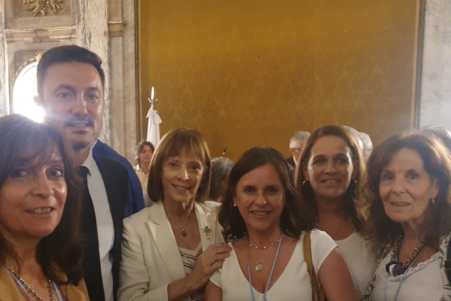 Luis Petri con Cecilia Pando y mujeres que reclaman la libertad de los genocidas.