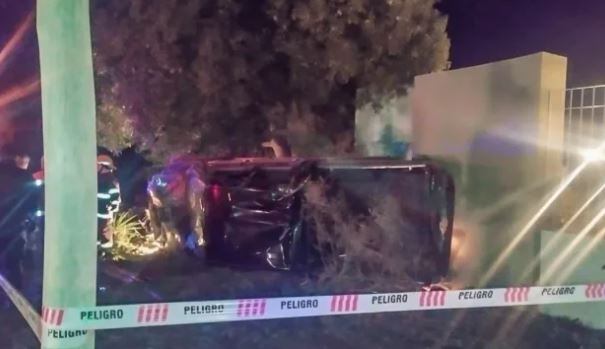 Así quedó la camioneta Toyota Hilux, tras chocar contra una pared.