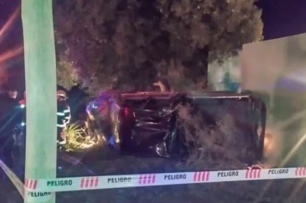 Así quedó la camioneta Toyota Hilux, tras chocar contra una pared.