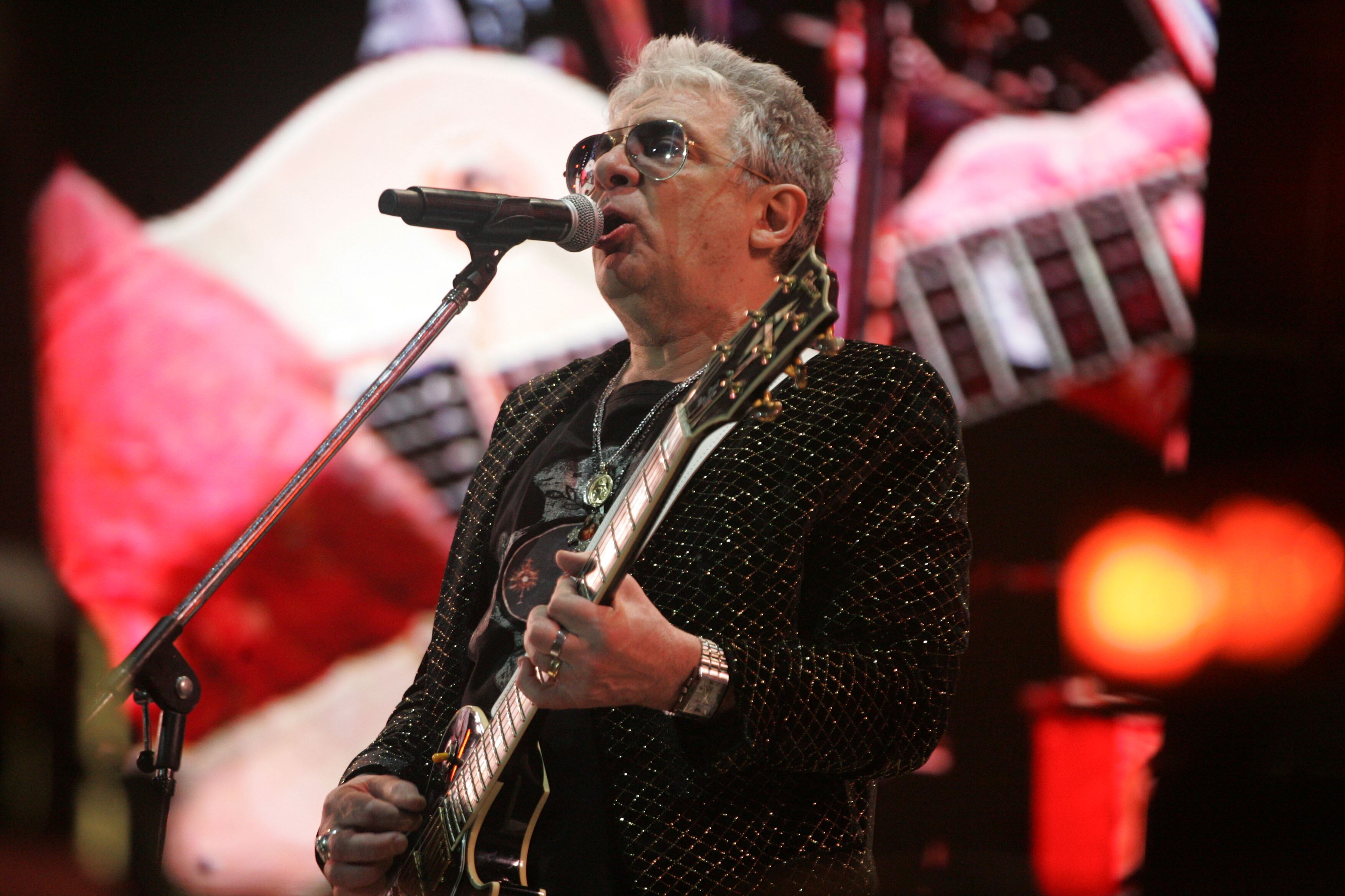 La voz de Juanse sigue impecable y su humor filoso también.