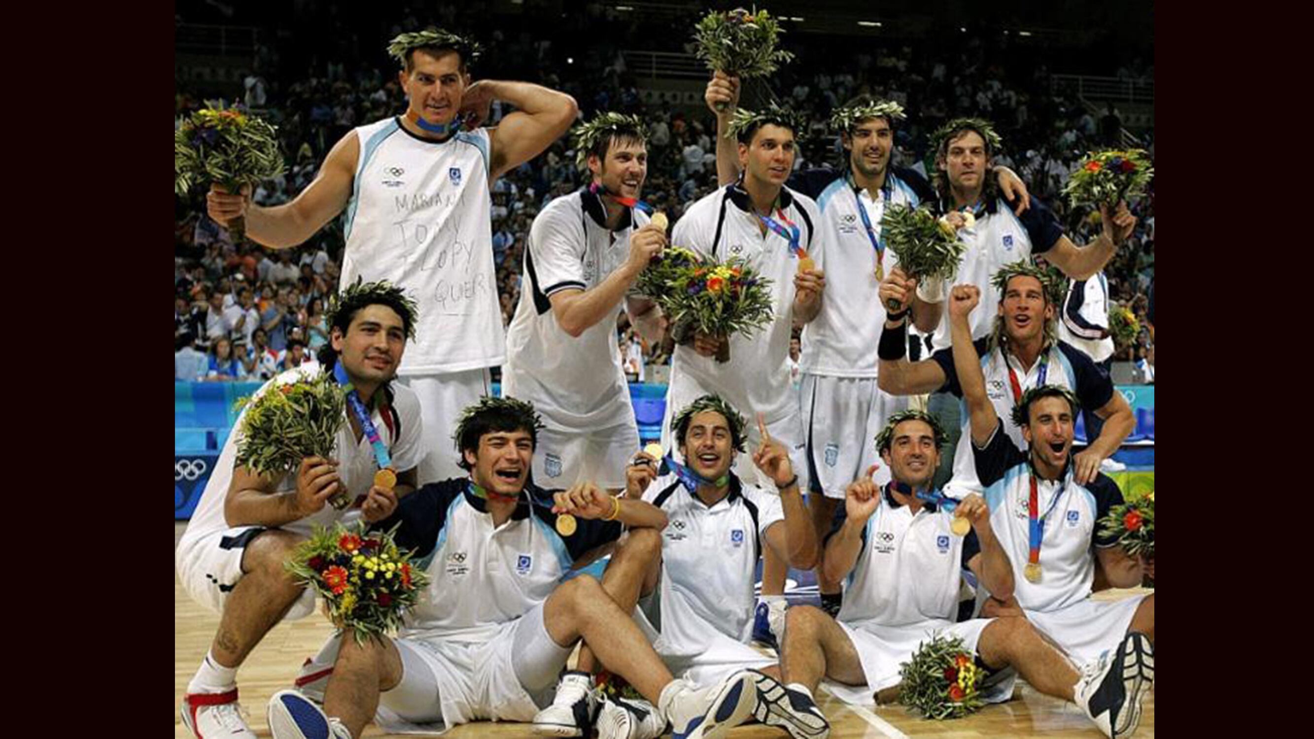 Festejo y coronación de la Selección en Atenas. 