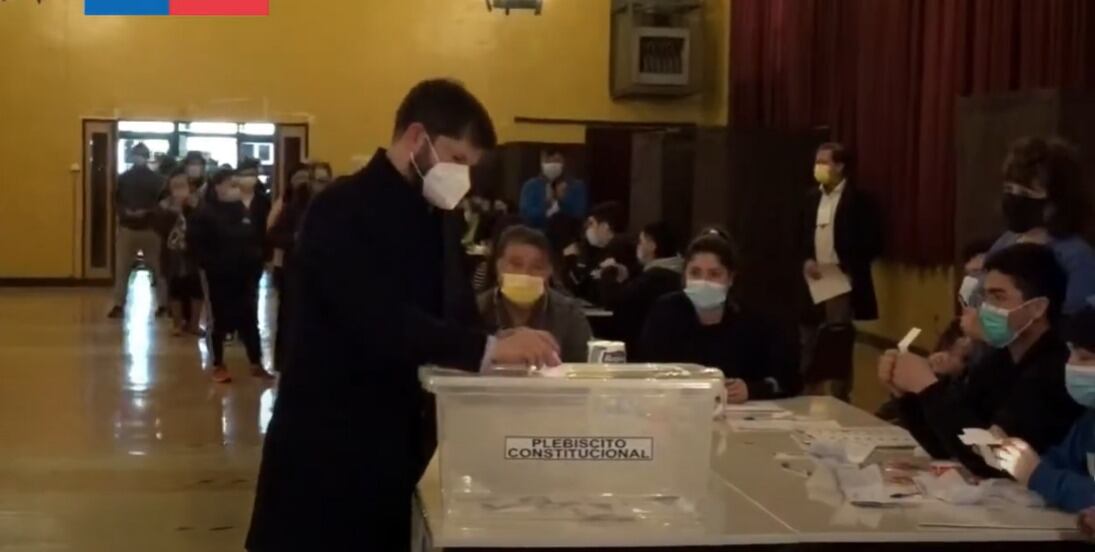 El presidente Gabriel Boric votando este domingo / Captura de video