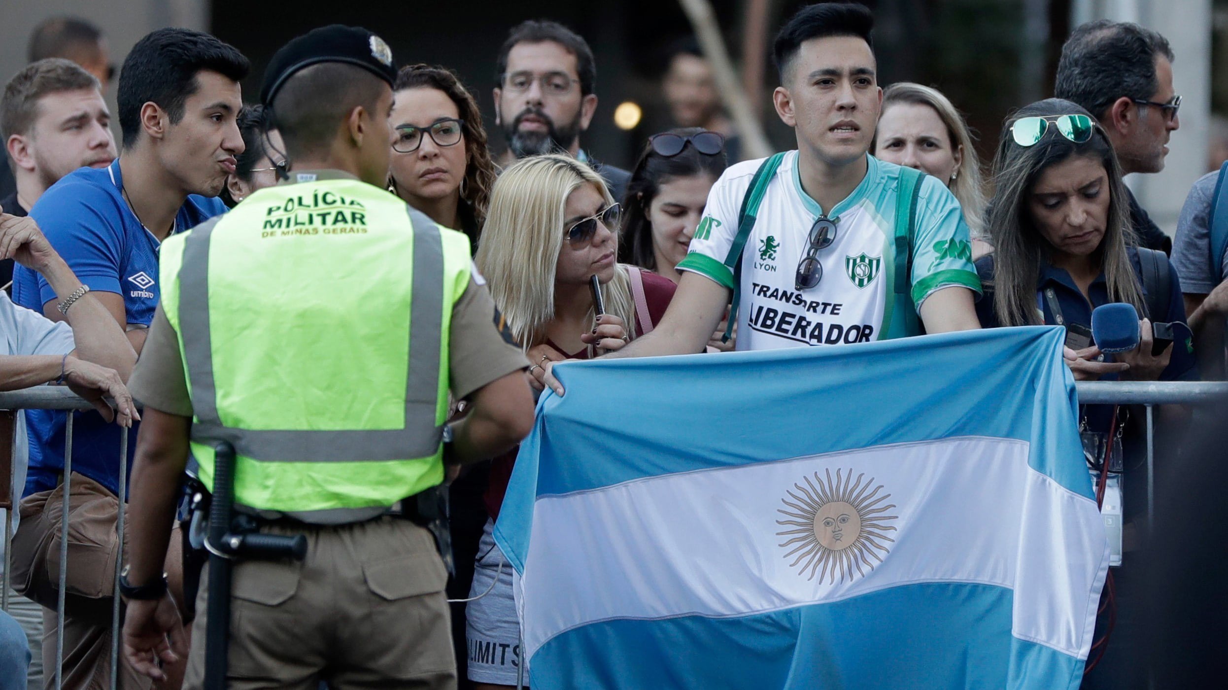 Un hincha de Desamparados de San Juan espera a los jugadores en Belo Horizonte.