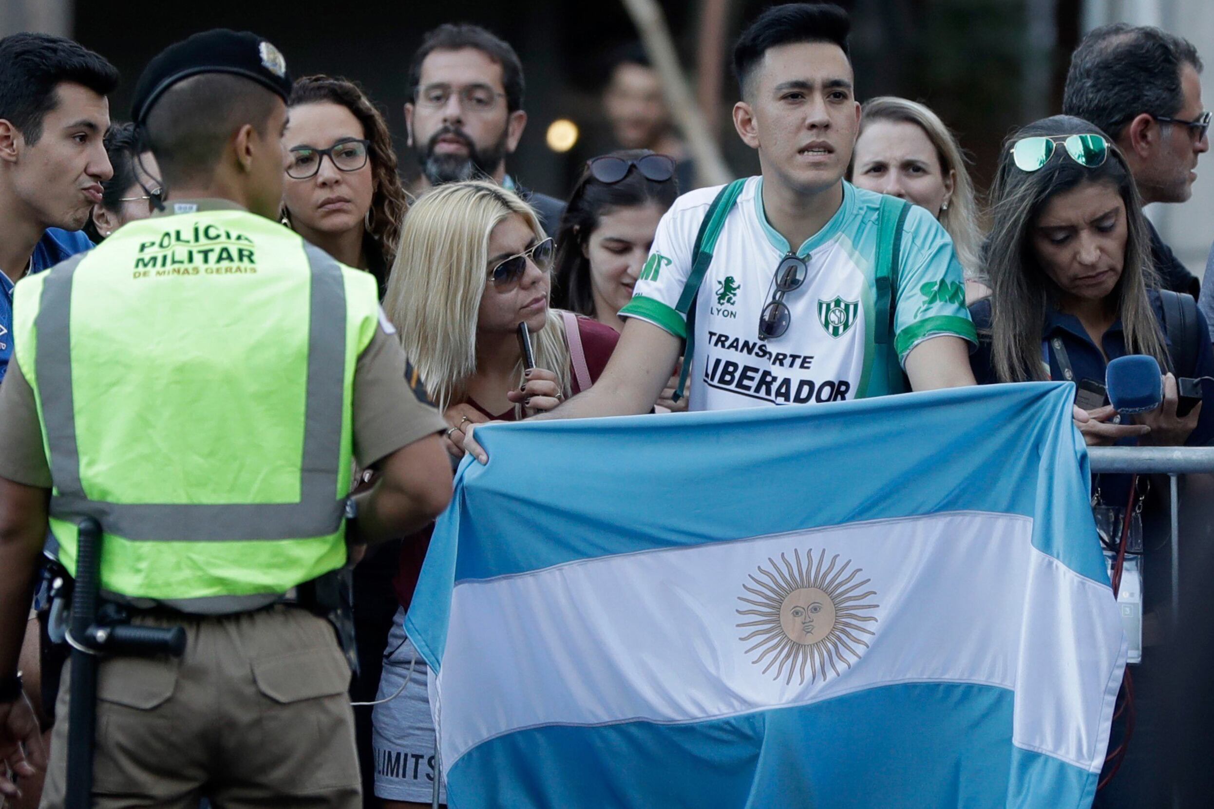 Un hincha de Desamparados de San Juan espera a los jugadores en Belo Horizonte.